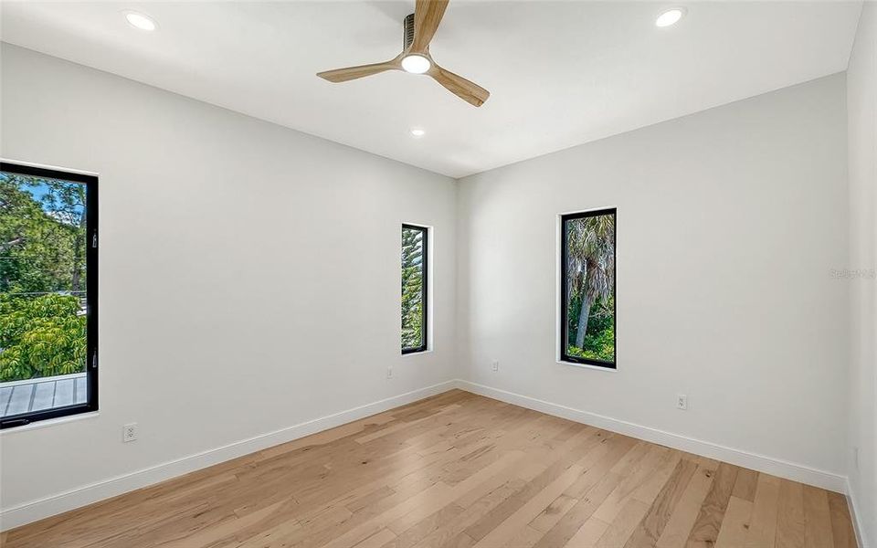 Spacious, unfurnished interior of a new home in , Sarasota (Image 20).
