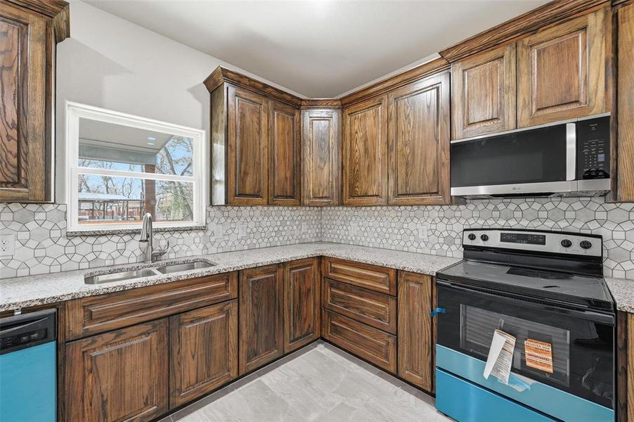 Furnished interior view inside a new home in , Cleburne (Image 6).