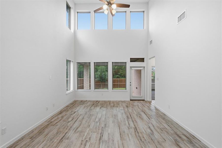 Spacious, unfurnished interior of a new home in Prairie Oaks, Oak Point (Image 29). Spacious, unfurnished interior of a new home in Prairie Oaks, Oak Point (Image 29).