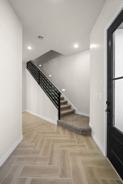 Spacious, unfurnished interior of a new home in Verdancia, El Paso (Image 22).