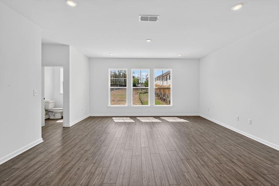Spacious, unfurnished interior of a new home in Rosewood Farm, Lawrenceville (Image 18).