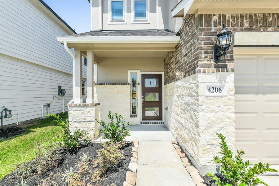 Exterior details and patio area of a home in Anderson Lakes, Houston (Image 3).