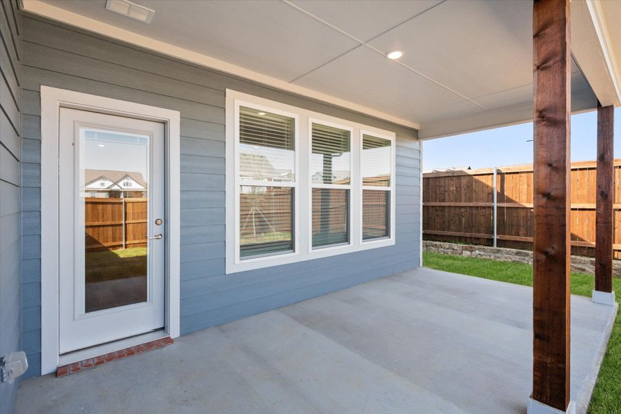 Exterior details and patio area of a home in Heritage Towne, Midlothian (Image 30).