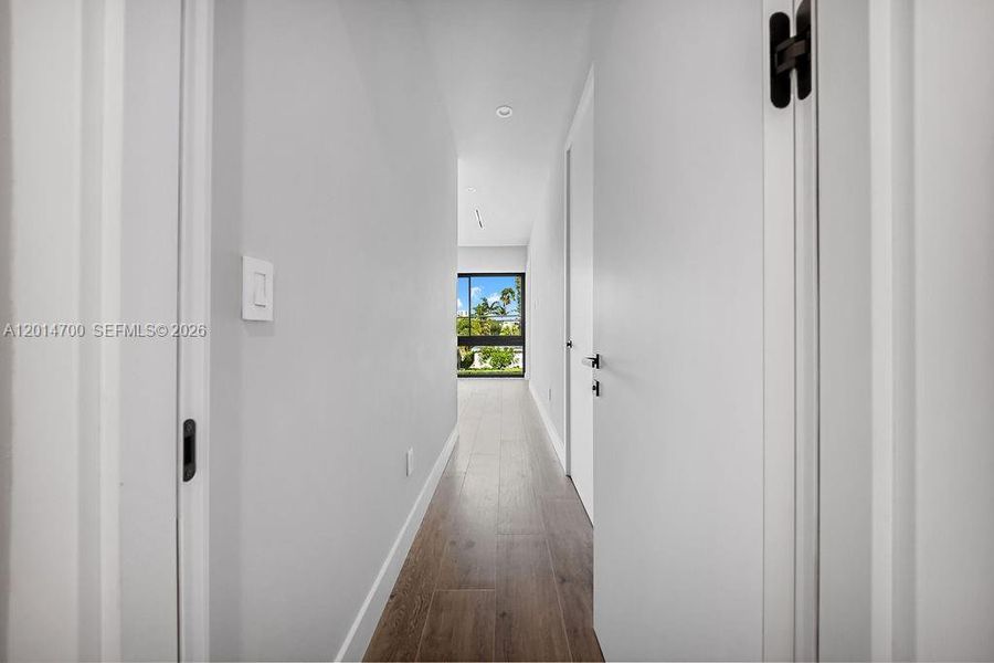 Spacious, unfurnished interior of a new home in , Fort Lauderdale (Image 28).
