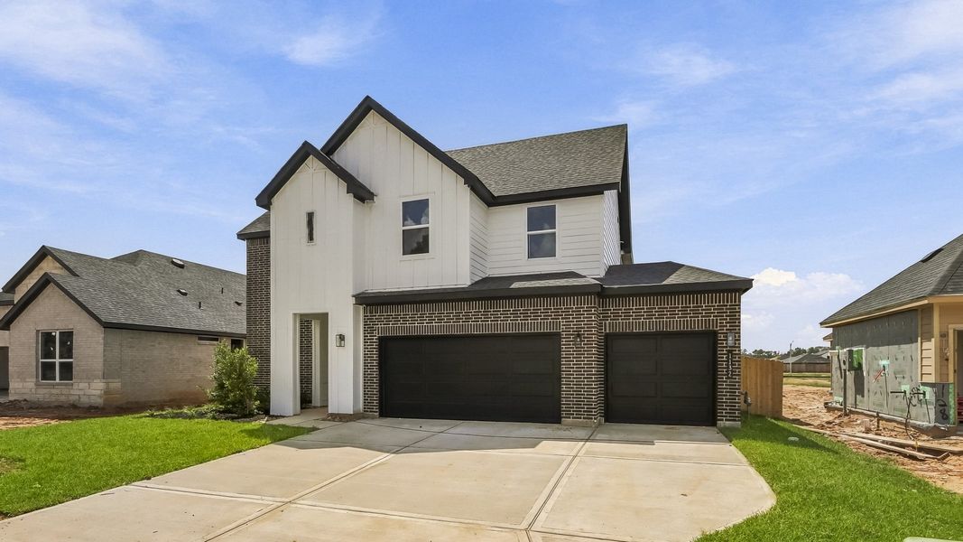 Front exterior of a new home in Silverthorne, Conroe, TX, highlighting curb appeal (Image 20). Front exterior of a new home in Silverthorne, Conroe, TX, highlighting curb appeal (Image 20).