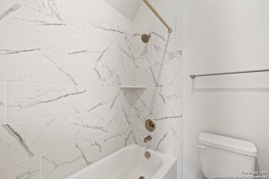 Furnished interior view inside a new home in La Cima 60', San Marcos (Image 29).