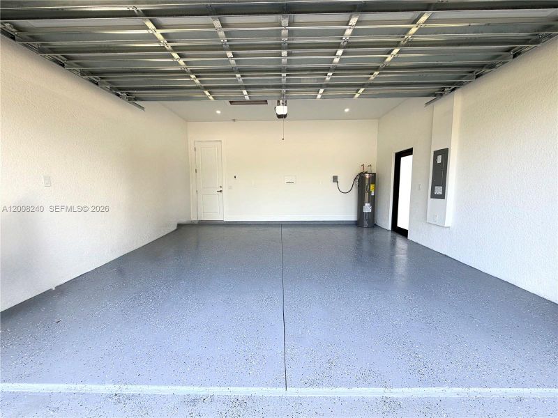 Spacious, unfurnished interior of a new home in , Naples (Image 38).