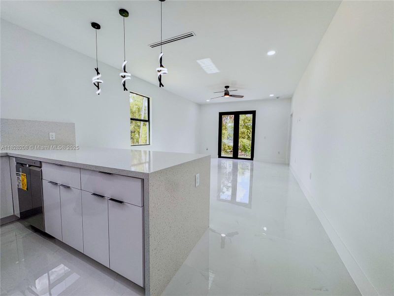 Spacious, unfurnished interior of a new home in , Lehigh Acres (Image 5).