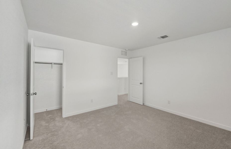 Spacious, unfurnished interior of a new home in Sonterra, Jarrell (Image 15).