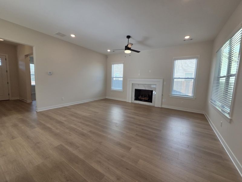 Spacious, unfurnished interior of a new home in Twin Oaks, Oakland (Image 10).