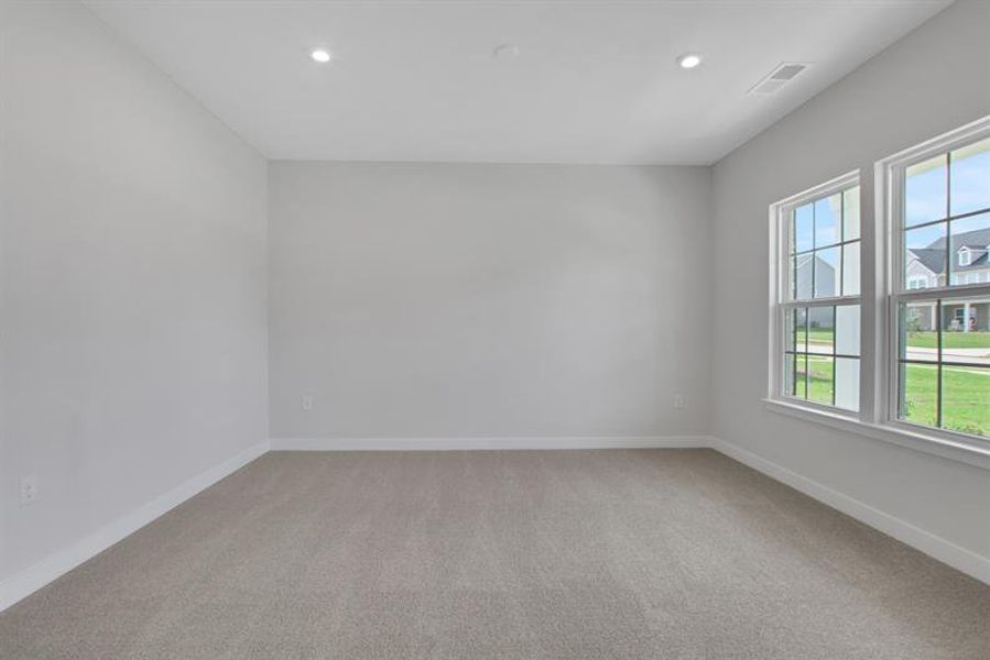 Spacious, unfurnished interior of a new home in Edinburgh, Locust Grove (Image 33).