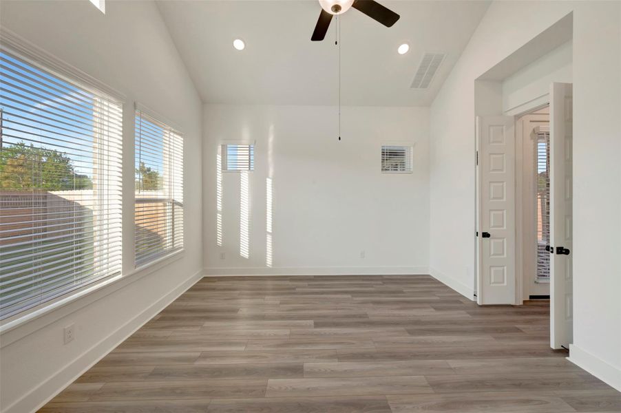 Spacious, unfurnished interior of a new home in Elyson 45', Katy (Image 27).