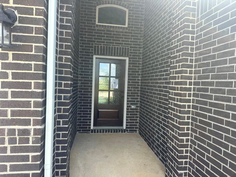 Exterior details and patio area of a home in Creekhaven, Iowa Colony (Image 3).