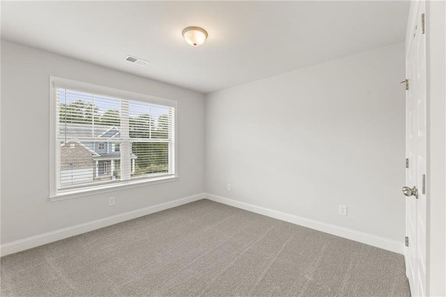Spacious, unfurnished interior of a new home in Hellen Valley, Braselton (Image 27).