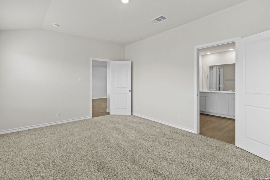 Spacious, unfurnished interior of a new home in Brookstone Creek, San Antonio (Image 13).