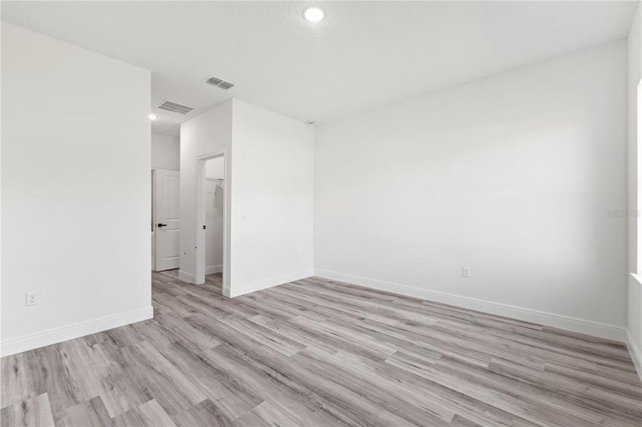 Spacious, unfurnished interior of a new home in , Ocala (Image 26).