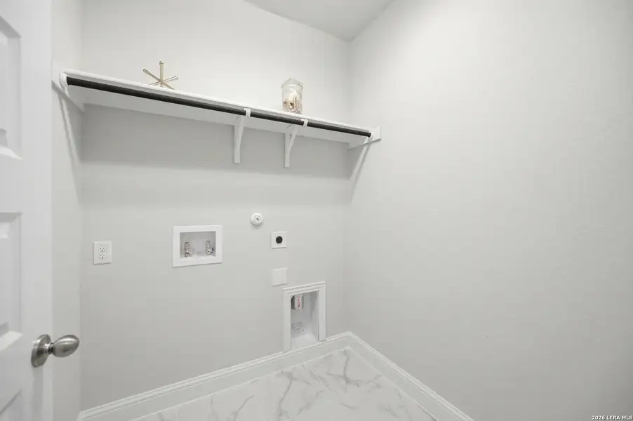 Spacious, unfurnished interior of a new home in The Parklands, Schertz (Image 24).