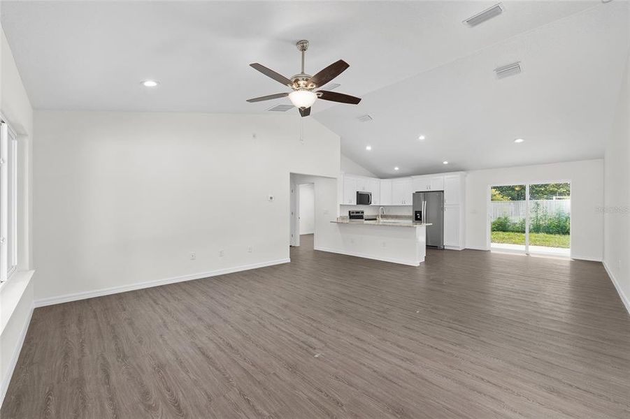 Spacious, unfurnished interior of a new home in , Dunnellon (Image 31).