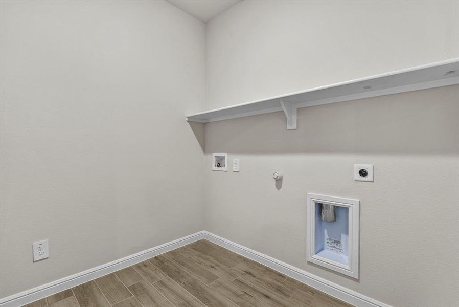 Spacious, unfurnished interior of a new home in Saratoga, Granbury (Image 15).