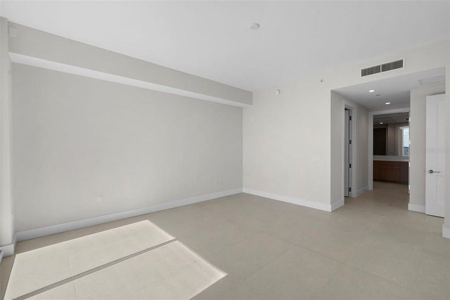 Spacious, unfurnished interior of a new home in , St. Petersburg (Image 12).