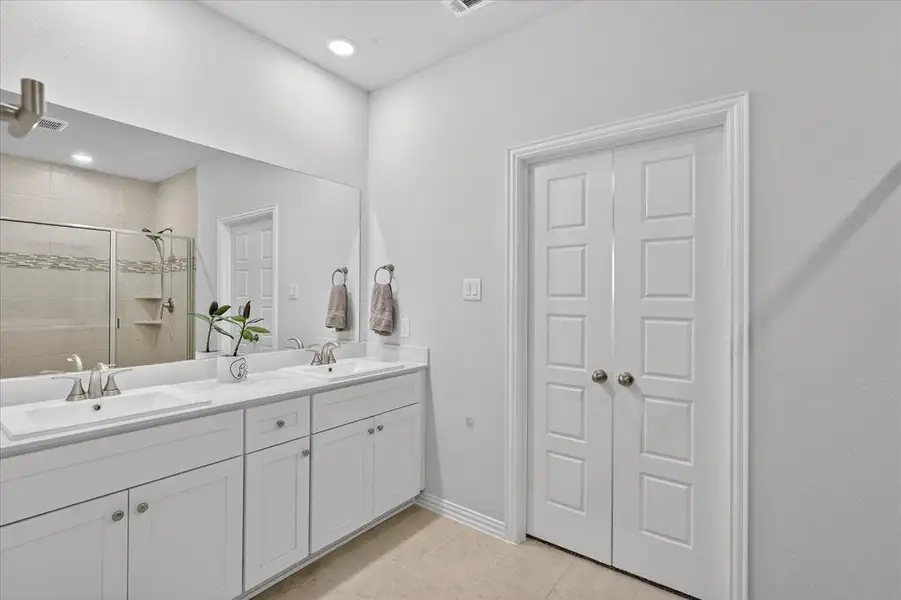 Furnished interior view inside a new home in , Dallas (Image 8).