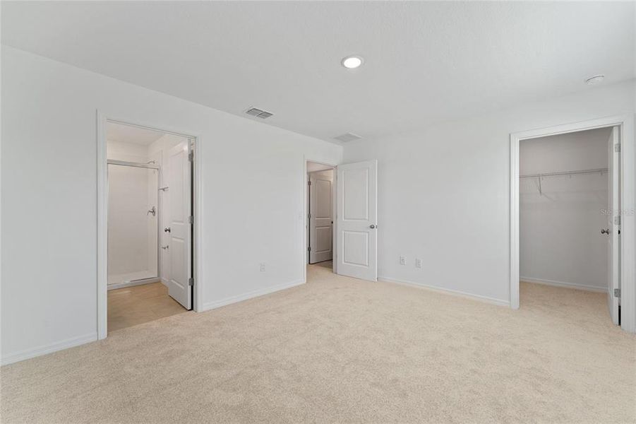 Spacious, unfurnished interior of a new home in , Winter Garden (Image 10).