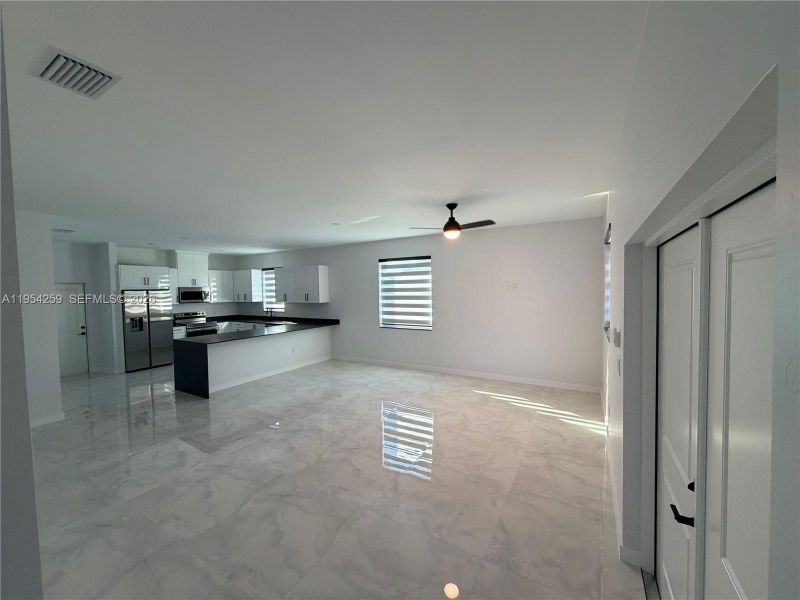 Spacious, unfurnished interior of a new home in , Lehigh Acres (Image 8).