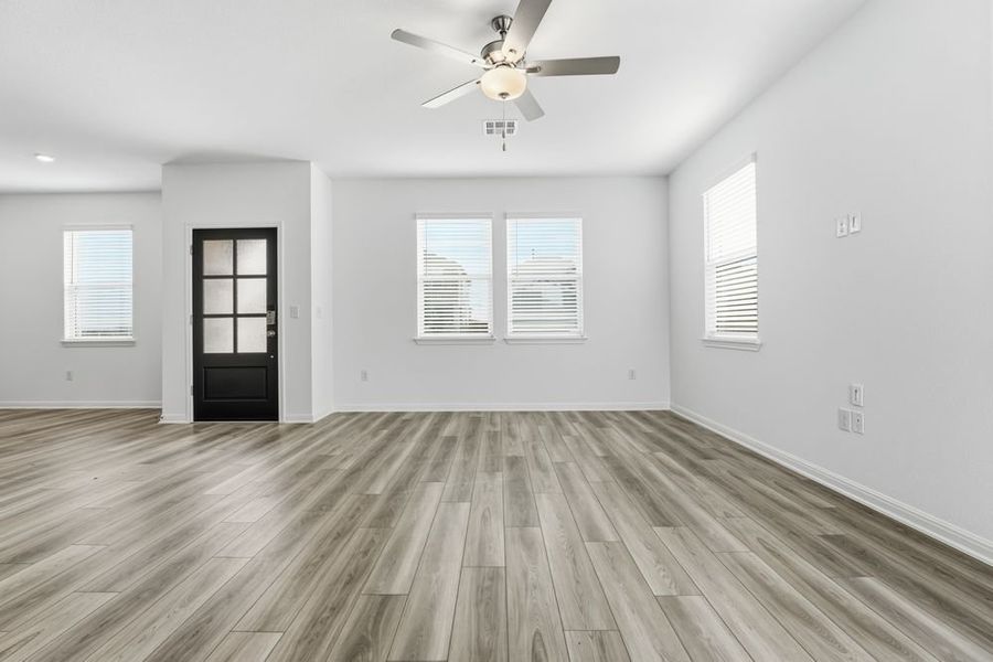 Spacious, unfurnished interior of a new home in Longview, Del Valle (Image 11).