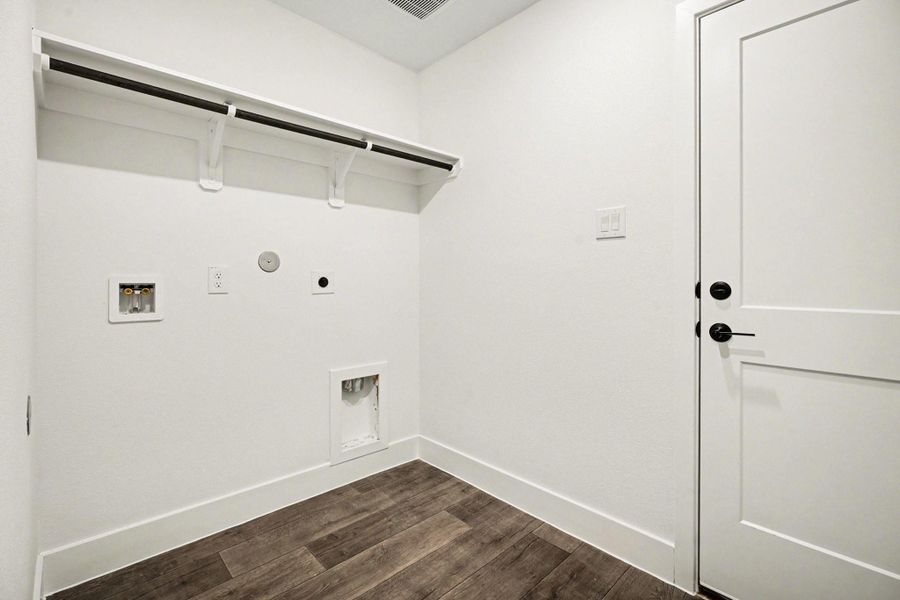 Spacious, unfurnished interior of a new home in Greystone, Angleton (Image 18).