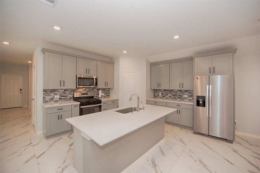 Kitchen features a large breakfast bar which is perfect for your morning coffee or meals on the go. Kitchen features a large breakfast bar which is perfect for your morning coffee or meals on the go.