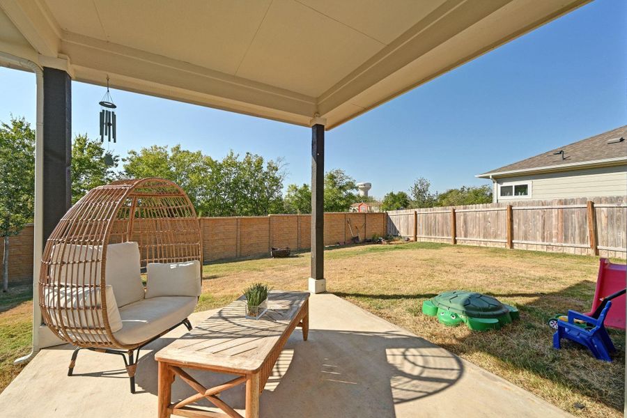 Exterior details and patio area of a home in Porter Country, Buda (Image 19).