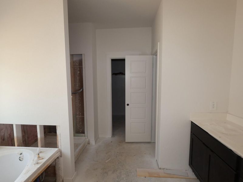 Spacious, unfurnished interior of a new home in Pinewood at Grand Texas, New Caney (Image 9).