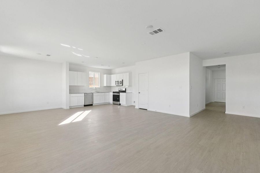 Spacious, unfurnished interior of a new home in Montgomery Bend, Montgomery (Image 24).