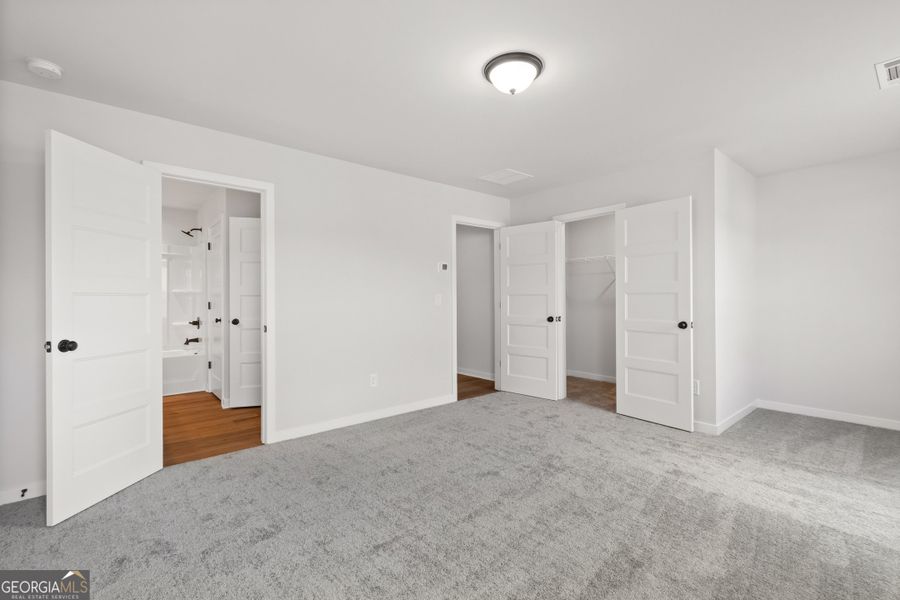 Spacious, unfurnished interior of a new home in Rosewood Lake Preserve, Hoschton (Image 20).