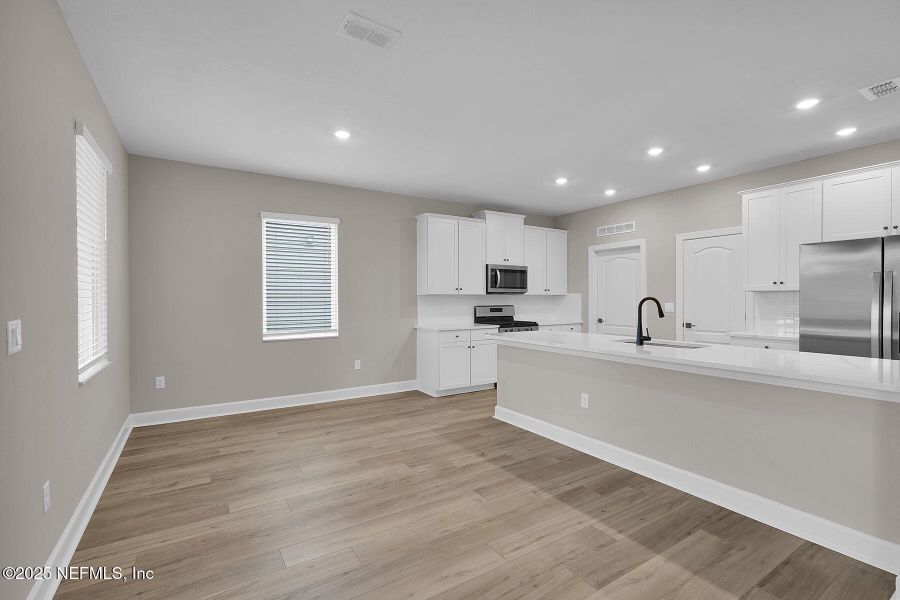 Spacious, unfurnished interior of a new home in Jennings Farm, Middleburg (Image 23).