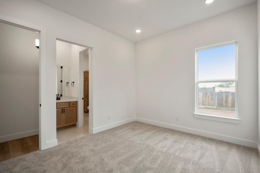 Spacious, unfurnished interior of a new home in Magnolia Bend, Rosharon (Image 43).
