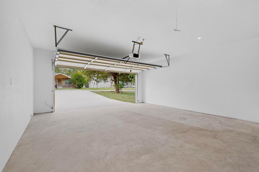 Spacious, unfurnished interior of a new home in , Seagoville (Image 21).