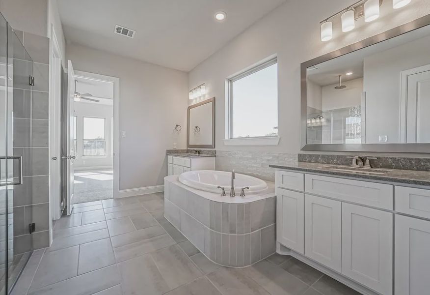 Plan 6025 primary bath - 13 of 21