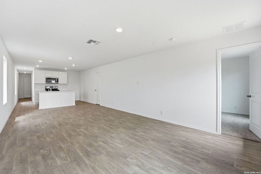 Spacious, unfurnished interior of a new home in Blue Ridge Ranch, San Antonio (Image 20).