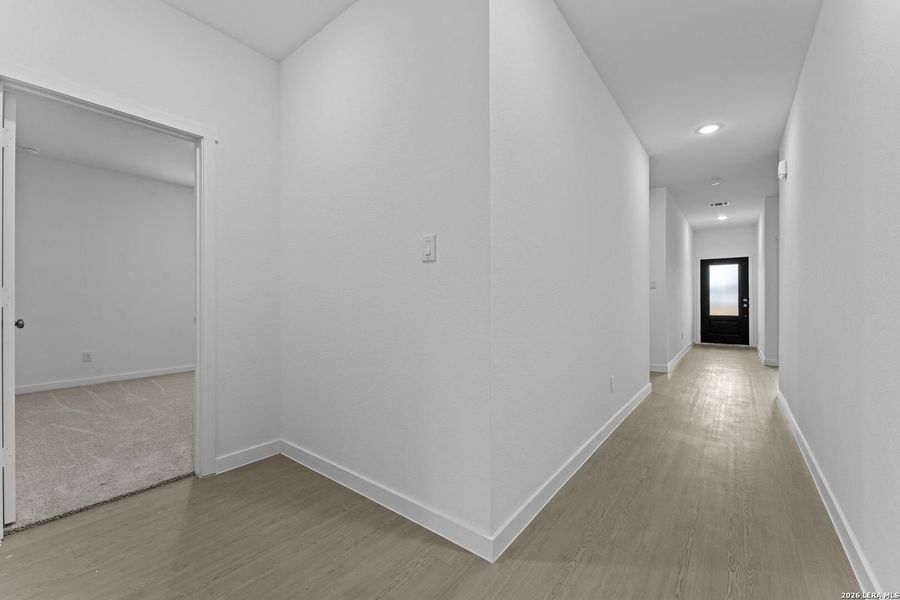 Spacious, unfurnished interior of a new home in Sky Ranch, New Braunfels (Image 13).