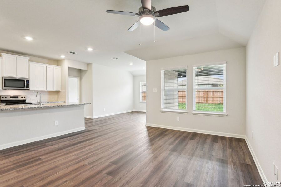 Spacious, unfurnished interior of a new home in Sagebrooke - Premier Series, San Antonio (Image 17).