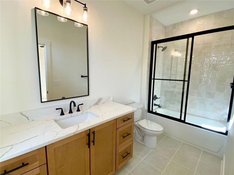 Furnished interior view inside a new home in , Gainesville (Image 7).