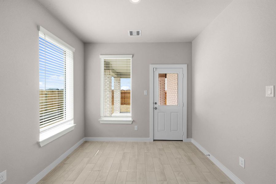 Spacious, unfurnished interior of a new home in Sunterra Lakes, Fulshear (Image 20).