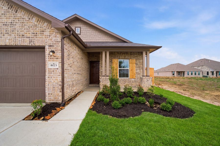 Exterior details and patio area of a home in Ashland, Richwood (Image 3).