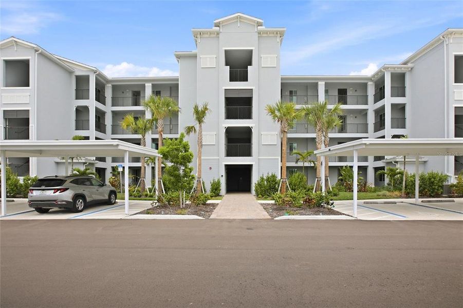 Condo located in Punta Gorda, FL showcasing its design and architecture (Image 5).