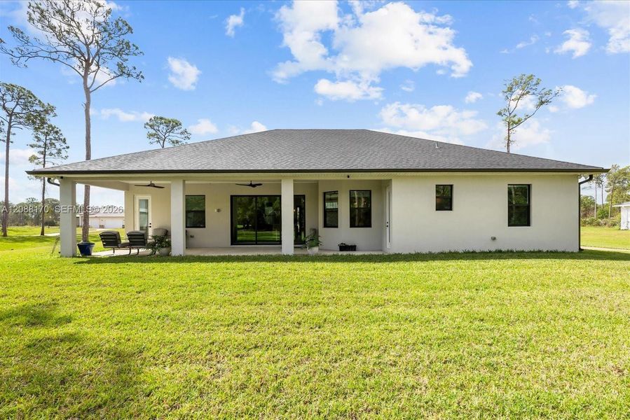 Exterior details and patio area of a home in , Fort Pierce (Image 4).