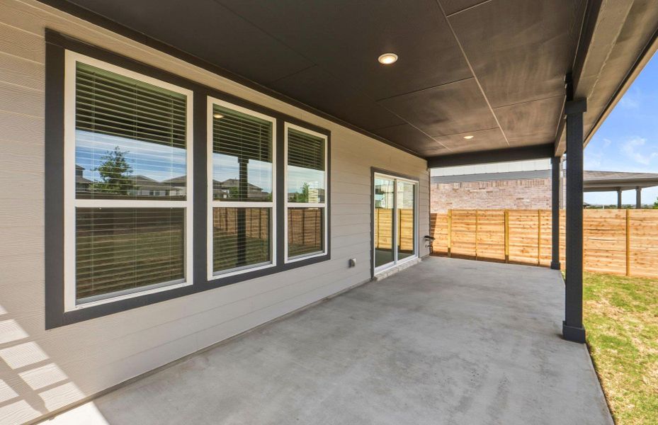 Exterior details and patio area of a home in Horizon Lake, Leander (Image 3).