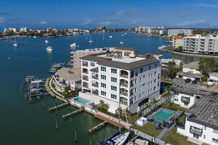 Condo located in Clearwater, FL showcasing its design and architecture (Image 5).