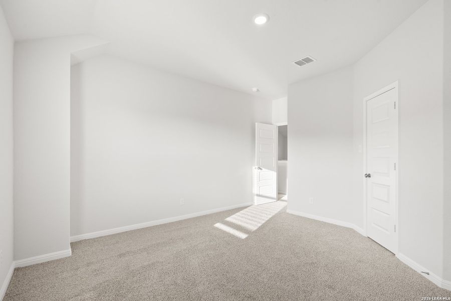 Spacious, unfurnished interior of a new home in Cinco Lakes, San Antonio (Image 24).
