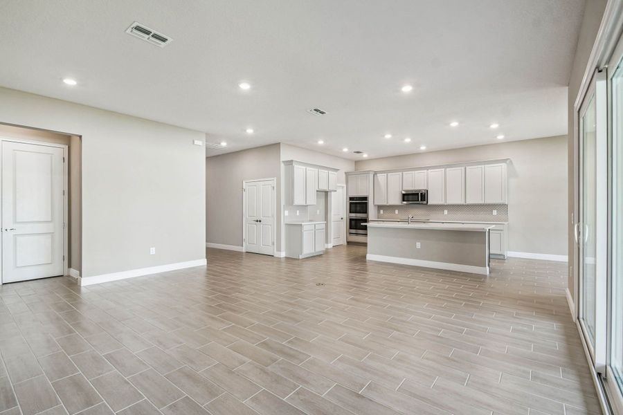 Spacious, unfurnished interior of a new home in Pinecone Reserve, Brooksville (Image 47).